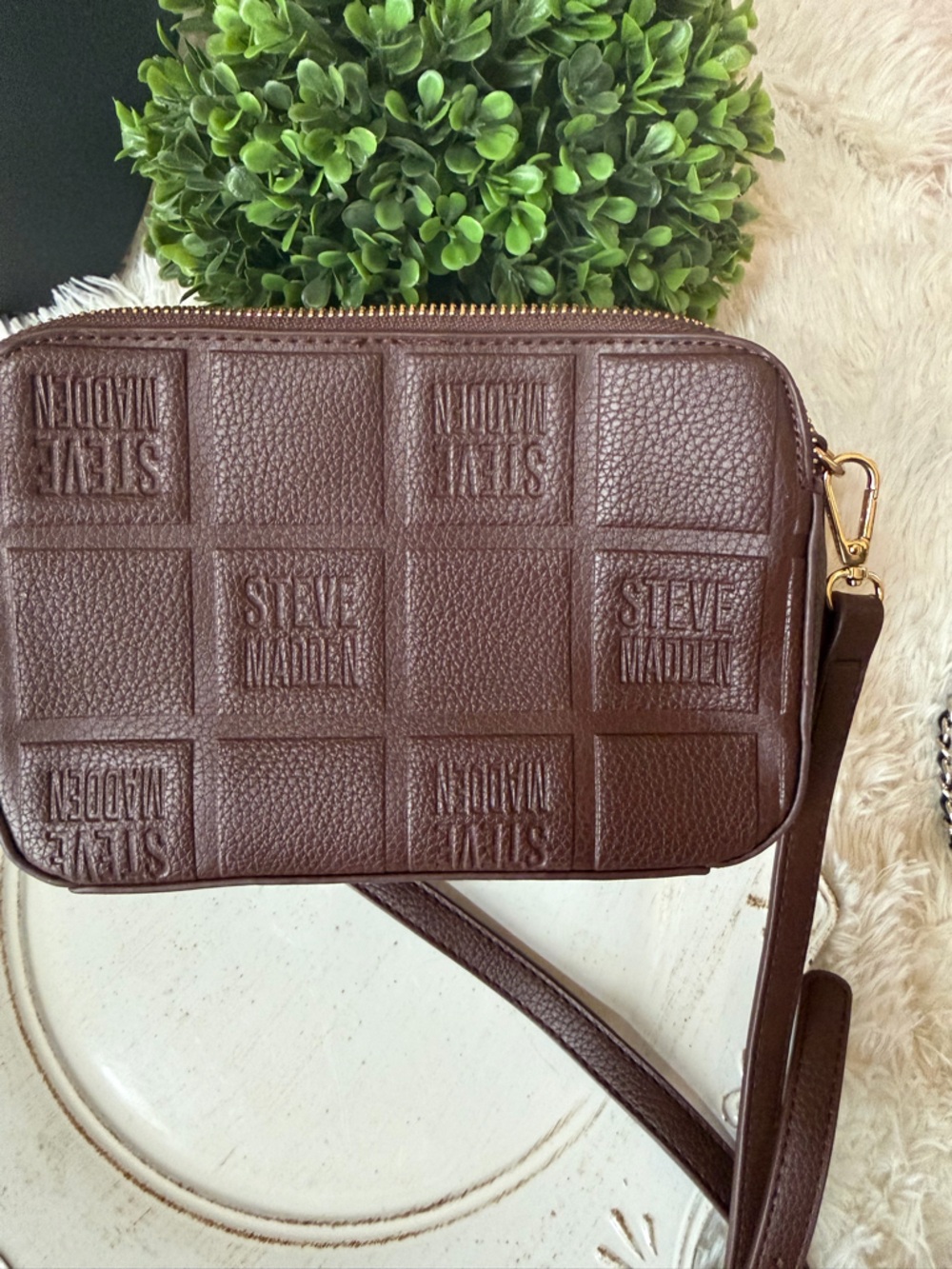 Stuff a bag Steve Madden Chocolate Brown faux Leather Crossbody - Picture 5 of 11
